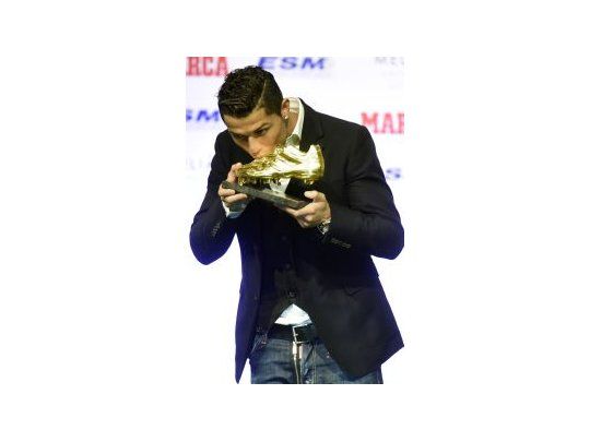 Ronaldo besa su Botín de Oro.