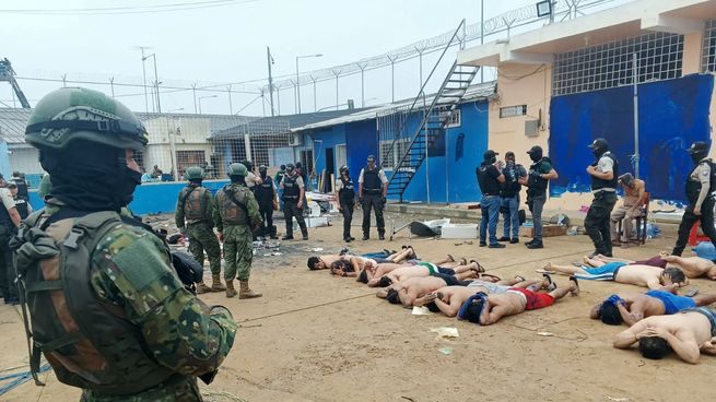 Las autoridades confirmaron la muerte de 14 reclusos y un custodio.