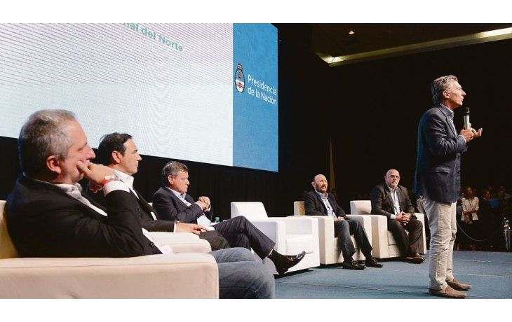 Desembarco. Macri, con los gobernadores del NEA el viernes en Resistencia y con agenda en el Plan Belgrano.
