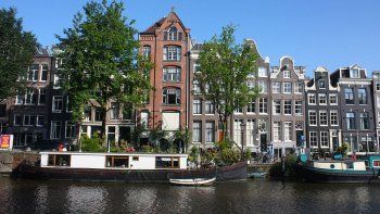 Los canales de Amsterdam, una de las t&iacute;picas postales de los Pa&iacute;ses Bajos.