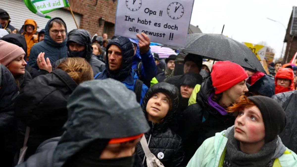 the police repressed an environmental march attended by Greta Thunberg