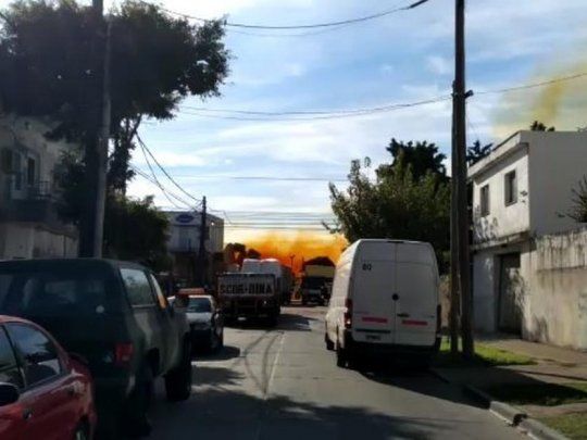 La nube rojiza alertó a los vecinos de la zona. 