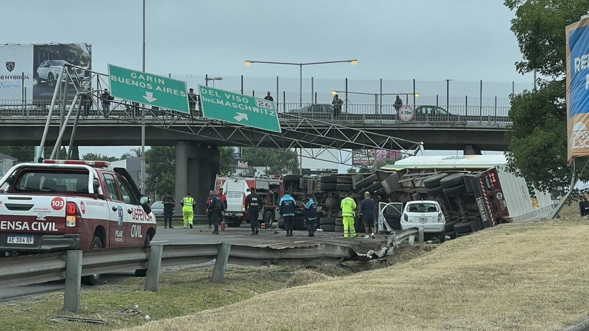 Un camión chocó y volcó en la Autopista Panamericana: un herido