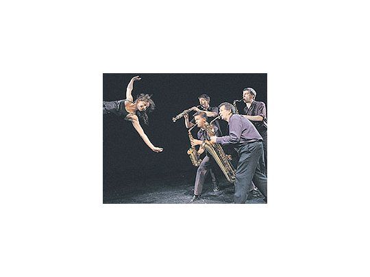 El excelente cuarteto de saxofonistas agregó bailarinas y percusionistasen «Sudestada», espectáculo en el que ellos también actúan y lo hacencon destreza.