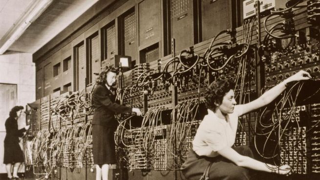 Mujeres manejando ENIAC: pioneras de la historia de la tecnología.