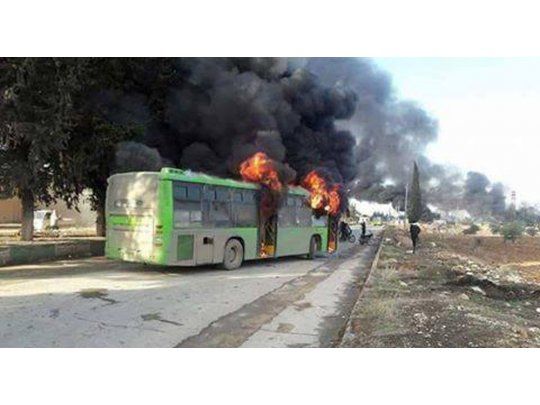 El gobierno de Bashar al Assad suspendió la evacuación de Alepo, luego de que el convoy de colectivos que iban a barrios asediados por rebeldes islamistas fueran atacados e incendiados.