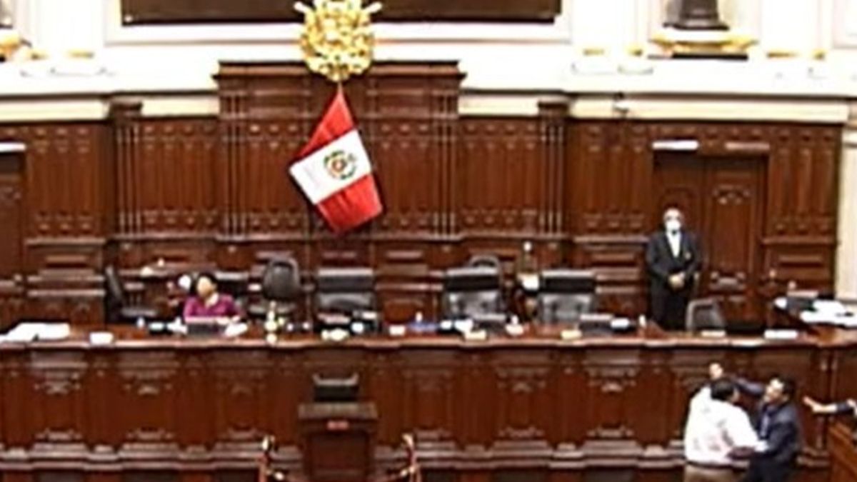 Tensión en Perú: el Congreso suspendió una sesión por trompadas entre diputados