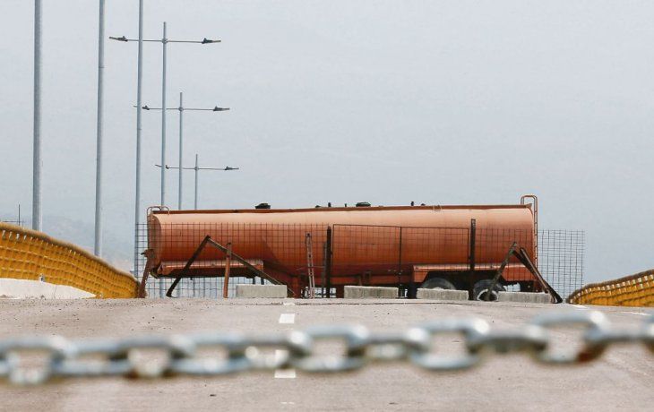 Bloqueo. Un tanque de combustible colocado por soldados leales a Nicolás Maduro cerró un puente clave en la frontera colombo-venezolana.
