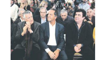 ¿TODOS UNIDOS?. José Luis Gioja, Daniel Scioli y el anfitrión, Fernando Espinoza, se juntaron ayer en La Matanza para homenajear a Eva Perón.