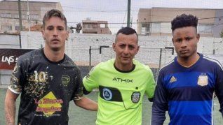 Williams Alexander Tapón (izquierda), el jugador que se quitó la vida tras agredir al árbitro (centro)