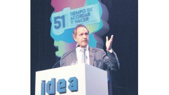 El candidato oficialista Daniel Scioli  prometió el mejor clima para invertir  frente a más de 1.400 empresarios y banqueros en IDEA.