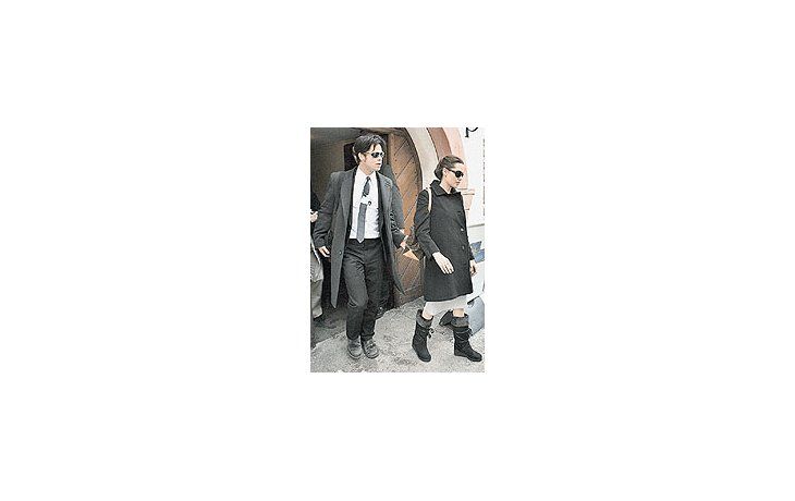La presencia de la actríz Angelina Jolie, embajadora de la Buena Voluntad del ACNUR, acompañada por su pareja, Brad Pitt, aporta un toque diferente a las reuniones del Foro Económico de Davos.