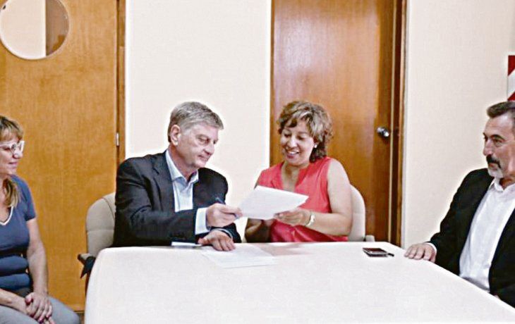 avanzada. Ziliotto y Carreras, unidos ayer por la preocupante baja de caudal que sufre el interprovincial r&iacute;o Colorado.