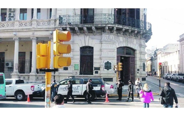 despliegue. Los nuevos operativos alcanzaron a la casa y el despacho del concejal Gainza, y a un local partidario del PRO.
