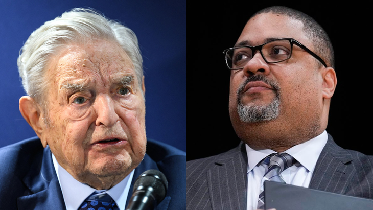 George Soros y Alving Bragg, el Fiscal de Distrito de Manhattan que fue financiado por el billonario -vía Color of Change PAC- y consiguió que se condenara a Donald Trump por 34 cargos. Ahora se espera que el juez de la causa, Juan Merchan suspenda o elimine la sentencia el próximo 26 de noviembre. George Soros y Alving Bragg, el Fiscal de Distrito de Manhattan que fue financiado por el billonario -vía Color of Change PAC- y consiguió que se condenara a Donald Trump por 34 cargos. Ahora se espera que el juez de la causa, Juan Merchan suspenda o elimine la sentencia el próximo 26 de noviembre.