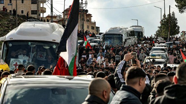 Miles de palestinos de la ciudad de Ramallah celebraron la llegada de los liberados.
