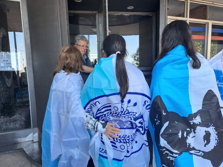 Three generations of white women waited for Álvaro Delgado at the exit of his voting circuit.