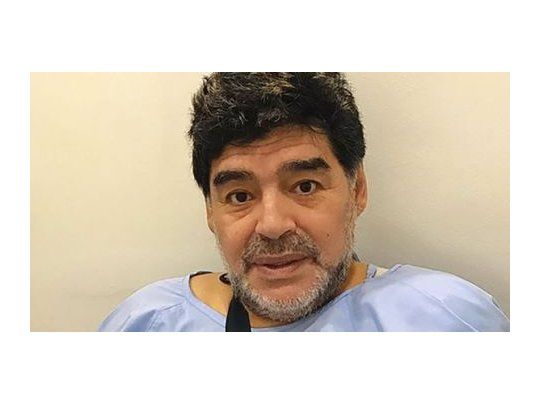Junto con una foto en la cual se lo ve aún con la ropa de la clínica donde fue intervenido y un cabestrillo para sostener el brazo, Maradona añadió: La operación duró una hora y media, y gracias a Dios fue un éxito. Les mando un beso a todos!!!.