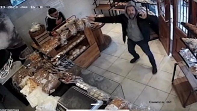 Una panadería de Ituzaingó regala medialunas a los clientes que ingresen al local bailando