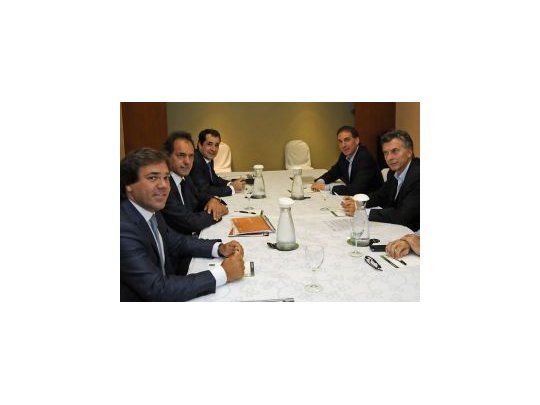 Los equipos técnicos encabezados por Scioli y Macri, días atrás, cuando se reunieron para encontrar una solución al conflicto.