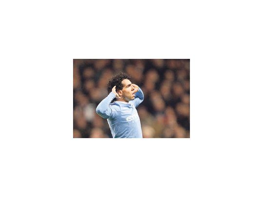 Carlos Tevez hace el gesto del Topo Gigio que patentó en la Argentina Juan Román Riquelme para que lo escuchen. El «Apache» se tomó revancha y sus goles los sufrieron Ferguson y toda la gente del United.