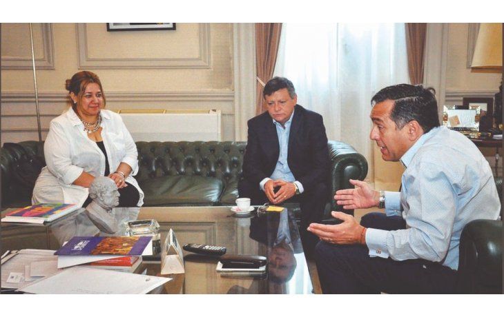 Presentación. El chaqueño Peppo presentó ayer ante Finocchiaro a su flamante ministra de Educación, Marcela Mosqueda.