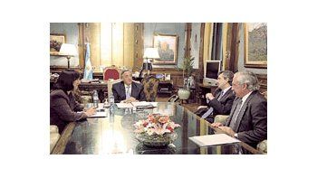 El presidente Néstor Kirchner, con la ministra de Economía, Felisa Miceli, durante la reunión previa al anuncio de la reducción en las retenciones al sector lácteo.