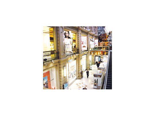 Por ahora, los negocios están semivacíos: los consumidores apuestan a que la ropa bajará en pocas semanas.
