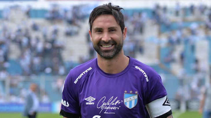 Con casi 300 partidos en Atlético Tucumán, Laucha Lucchetti sigue conectado al fútbol desde la dirección deportiva de Banfield.