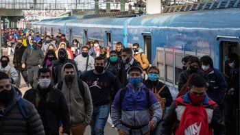 En el tren se deberá procurar mantener distanciamiento.