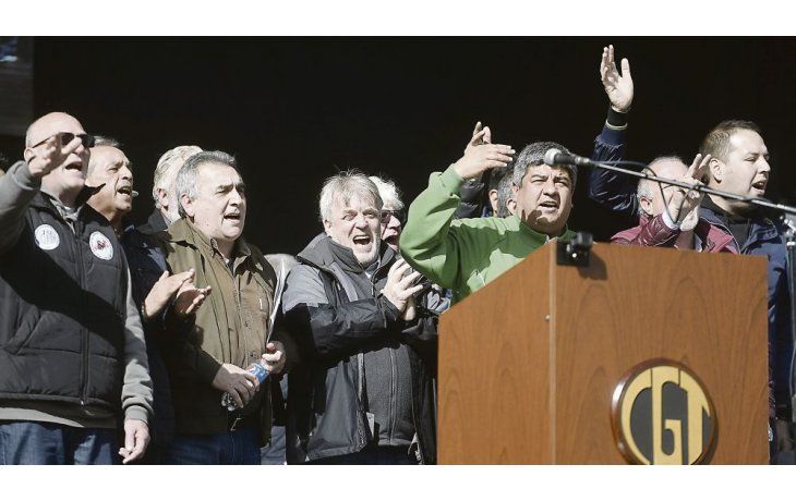 ámbito.com | Huecos. El orador Juan Carlos Schmid y el camionero Pablo Moyano, presencias destacadas en un palco al que le faltaron dirigentes de peso.