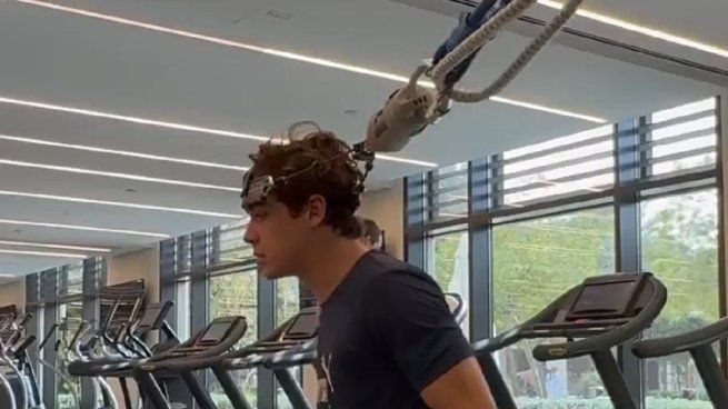 Colapinto mostró su entrenamiento especial para ejercitar su cuello en la pretemporada para la Fórmula 1