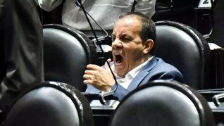 El exjugador del América y ahora diputado, Cuauhtémoc Blanco, generó polémica por estar jugando pádel en horas de trabajo. El exjugador del América y ahora diputado, Cuauhtémoc Blanco, generó polémica por estar jugando pádel en horas de trabajo.