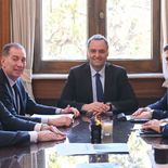 El jefe de Gabinete, Manuel Adorni, encabezó las reuniones junto al ministro del Interior, Diego Santilli. En el primer turno se presentó Leandro Zdero. El jefe de Gabinete, Manuel Adorni, encabezó las reuniones junto al ministro del Interior, Diego Santilli. En el primer turno se presentó Leandro Zdero.