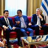 El gobernador Ignacio Torres junto al presidente de Uruguay, Yamandú Orsi; y el canciller Pablo Quirno, con referentes del CICyP durante el encuentro en Buenos Aires. El gobernador Ignacio Torres junto al presidente de Uruguay, Yamandú Orsi; y el canciller Pablo Quirno, con referentes del CICyP durante el encuentro en Buenos Aires.