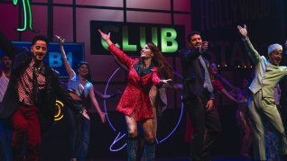 La escenografía de Jorge Ferrari es uno de los puntos más altos del espectáculo, junto con las actuaciones de talentosísimos exponentes del musical local.&nbsp;