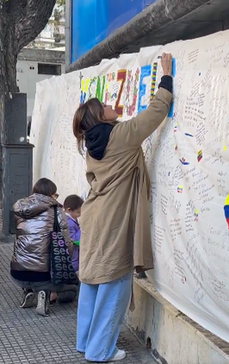 Catherine Fulop wrote on the mural that was installed in the Venezuelan Embassy