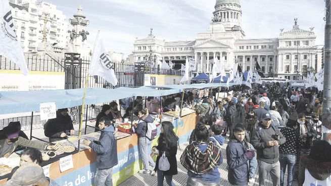 Manifestaciones. El reclamo de ayuda social tuvo ayer dos versiones en las calles porteñas. Movimientos populares, con feria frente al Congreso. Piqueteros, marcharon a Plaza de Mayo.