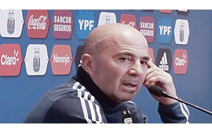 Pensativo. Sampaoli dixit: “La necesidad de ganar atenta contra nuestra libertad de desarrollar nuestras virtudes y nos obliga a ser verticales”