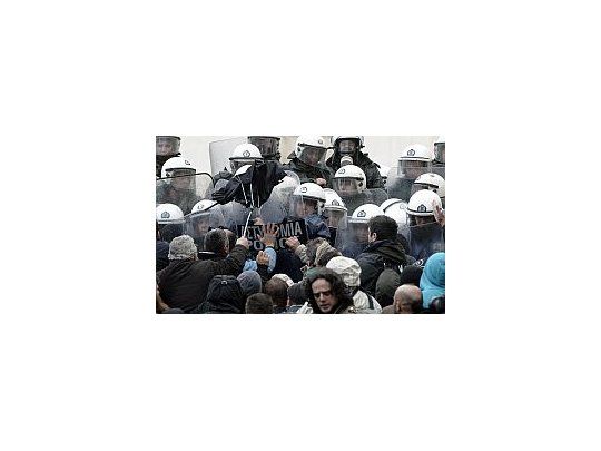 La policía griega se enfrenta con los manifestantes.-