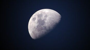 Un robot de la NASA usará faros para buscar agua en cráteres lunares.