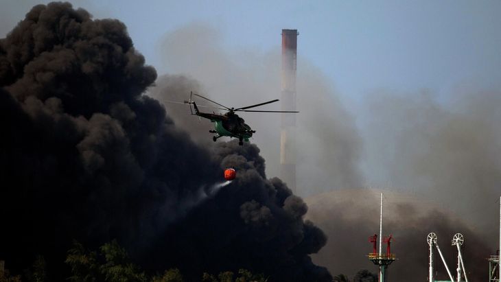Impactantes imágenes del incendio en Cuba: así luchan los bomberos por contener el fuego 2 cuba incendio matanzasjpg