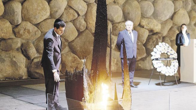 Respeto. “Wado” de Pedro visitó la Llama Eterna que ilumina continuamente el lugar en memoria de las víctimas del Holocausto