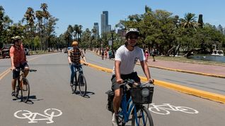 Ciclistas circulan por Palermo, en un contexto de mayor uso de la bicicleta como medio de movilidad urbana Ciclistas circulan por Palermo, en un contexto de mayor uso de la bicicleta como medio de movilidad urbana