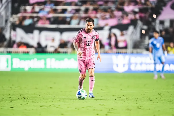 From the start, the local team imposed its rhythm: in the 39th minute, Messi, who left the concentration with Argentina to go play, opened the scoring with a perfect left-footed shot into the corner.