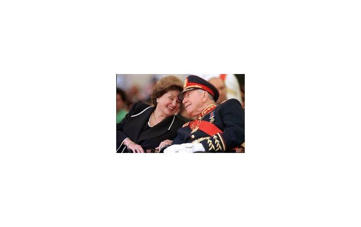 El fallecido exdictador Augusto Pinochet junto a su hija, Lucía Pinochet Hiriart.