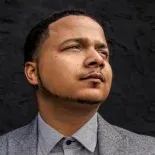 Empezó desde abajo y creó una fortuna ayudando a la gente. Empezó desde abajo y creó una fortuna ayudando a la gente.