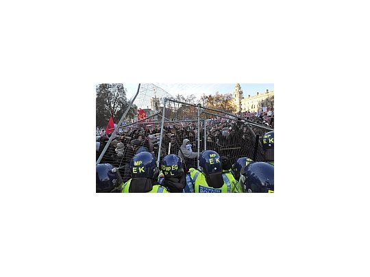 Cientos de estudiantes protestan por la reforma universitaria.