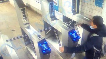 un hombre se rompio el cuello y murio tras saltar los molinetes del subte
