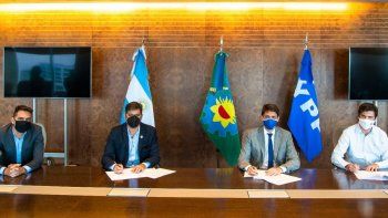 El Jefe de Gabinete de Ministros de la provincia, Carlos Bianco y el CEO de YPF, Sergio Affronti durante la firma del acuerdo.